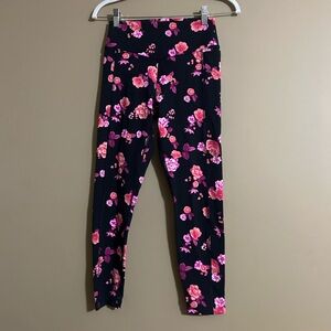 PINK Victoria's Secret Floral Leggings cropped- Pink and Black
